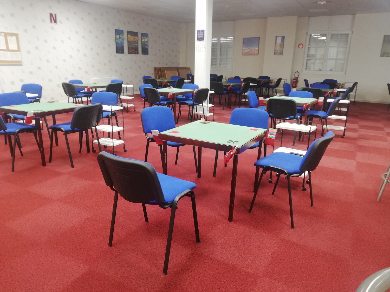La grande salle avec ses chaises bleues