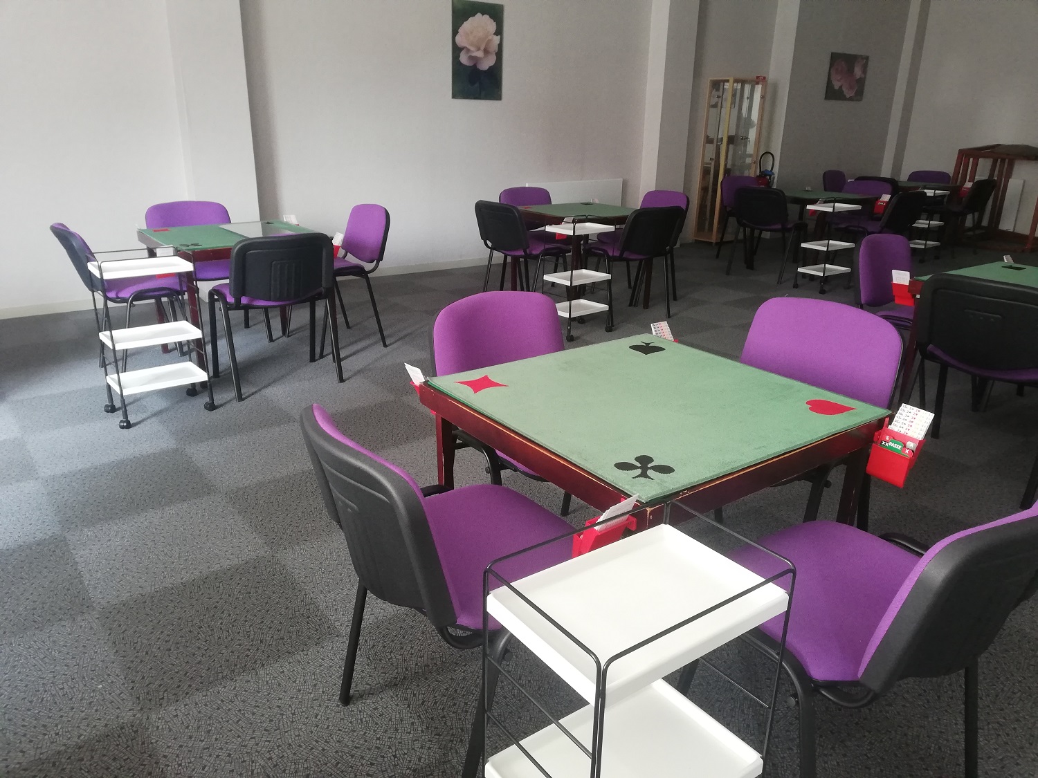 La petite salle avec ses belles chaises violettes